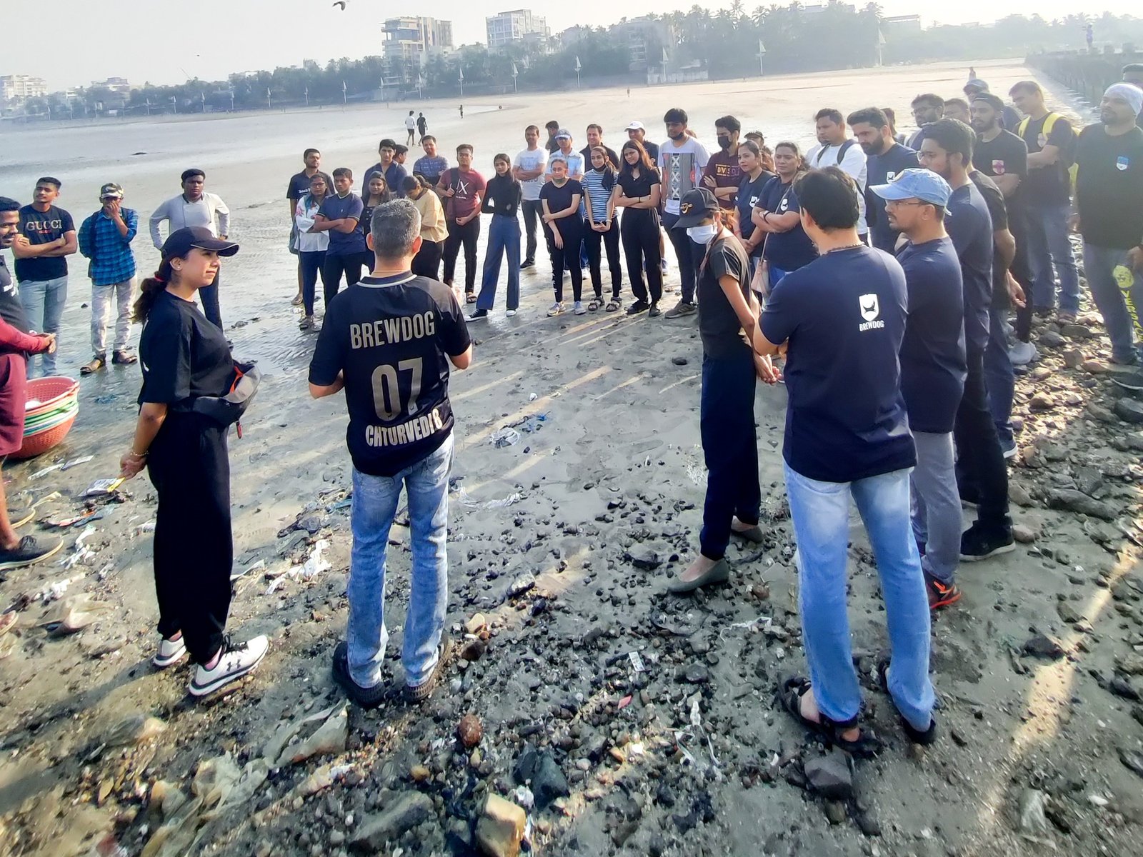 BREWDOG MUMBAI UNDERTAKES BEACH CLEAN-UP Witnesses great participation from Mumbaikars at Juhu Beach